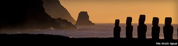 La Isla de Pascua -  Vista Parcial de Ahu Tongariki - Foto de Nicol&aacute;s Aguayo (Chilephoto.cl)